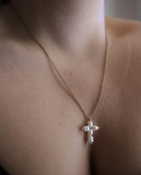 Cross pearl necklace