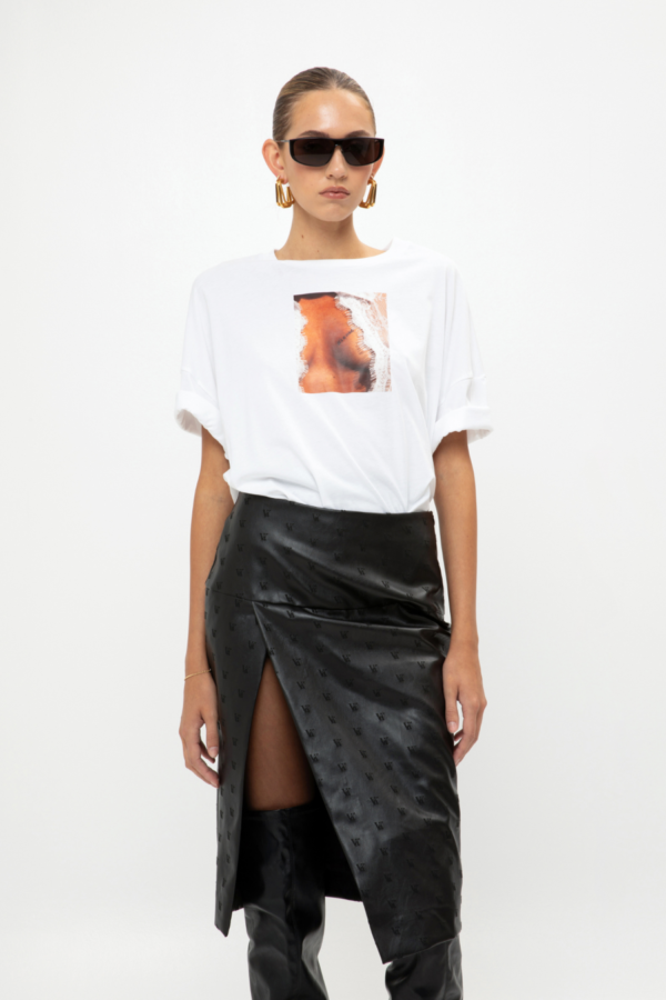 WHITE T-SHIRT W/DECAL
